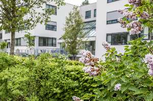 Woonzorgcentrum Groenveld-Rusthuis-Wilrijk-gebouw met bloemen-min.jpg